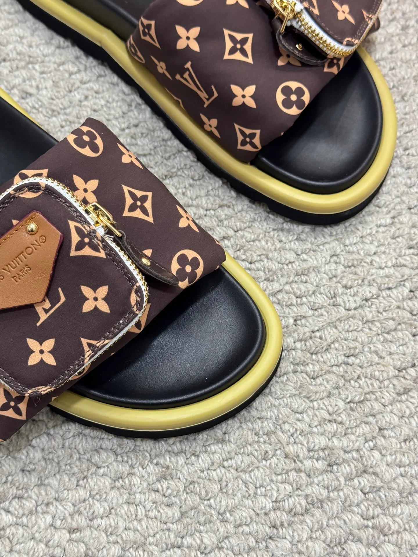 Men's shoes 💰400 [New style] 🦇🦇Top original order [Louis Vuitton] Couple style 👫Spring and summer style🎯🎯As an active family in the fashion industry ⭐ Lv is characterized by bold innovation ⚡Fabric down cloth🔥 Combined outsole, clean and tidy ⚡Fashionable and generous🌹Multiple colors available..Size: 36-44 (45 customized